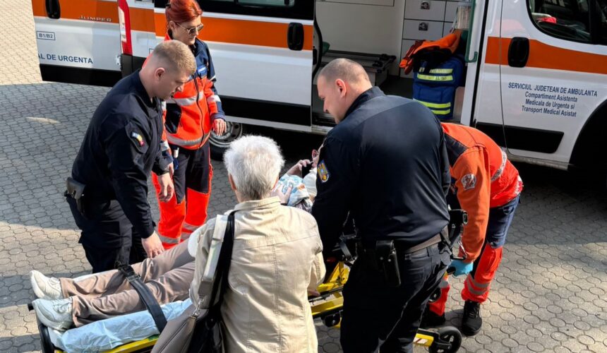 sprijin acordat de jandarmi unei mame cu un bebelus in brate careia i s a facut rau in fata palatului de justitie din baia mare 69c3d80f8e929