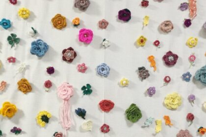 video 100 martisoare crosetate asteapta sa fie oferite in schimbul unei donatii la ymca baia mare 69a85c0f48166