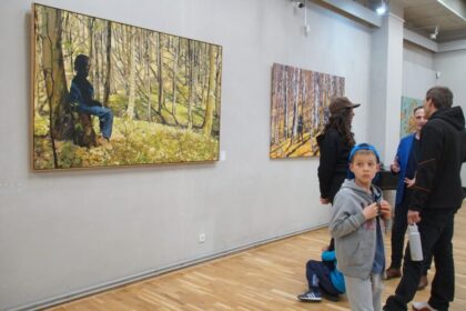 video clipa suspendata vernisajul expozitiei artistului zoltan bela la muzeul judetean de arta baia mare 69b86b38b2801