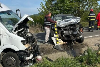 baia sprie zece oameni transportati la spital in urma unui accident intre un autoturism si un microbuz 69f09f5661fe3