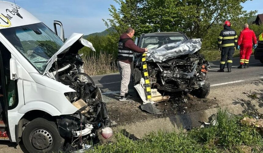 baia sprie zece oameni transportati la spital in urma unui accident intre un autoturism si un microbuz 69f09f5661fe3