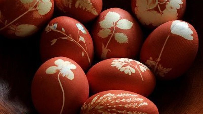 traditii in joia mare gospodinele vopsesc ouale in rosu 69d78f4c82f62