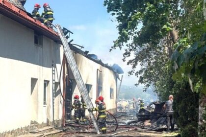 sarasau o hala de dezmembrari auto si o casa au fost cuprinse de flacari 6a0aef558d0a6
