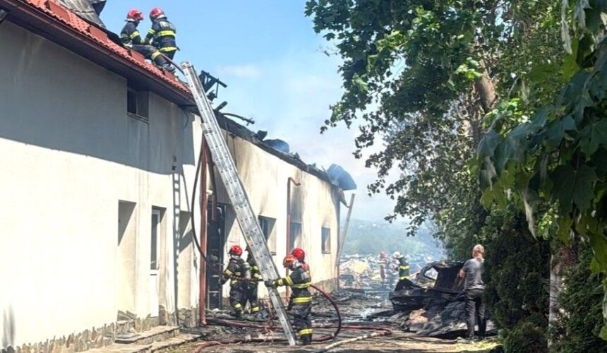 sarasau o hala de dezmembrari auto si o casa au fost cuprinse de flacari 6a0aef558d0a6