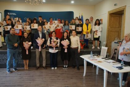 video din suflet spre lume vernisajul expozitiei copiilor din sistemul de protectie speciala dgaspc maramures 6a0e040ce3b99