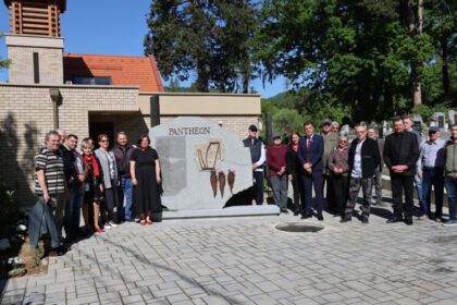 ziua artistului baimarean a fost dezvelit monumentul pantheon refacut din cimitirul reformat evanghelic 69f9e7fc5ff7f