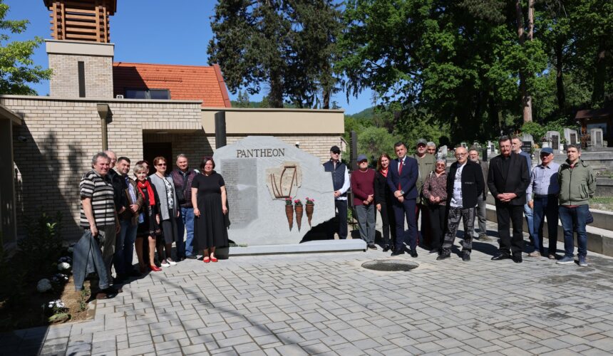 ziua artistului baimarean a fost dezvelit monumentul pantheon refacut din cimitirul reformat evanghelic 69f9e7fc5ff7f