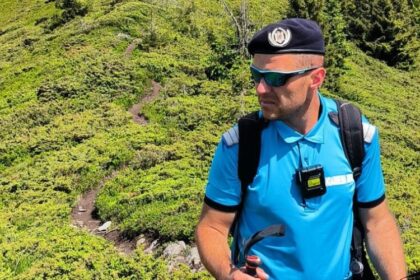 jandarmii montani in aceasta dupa amiaza in zona inalta a traseelor montane spre creasta cocosului a fost semnalata prezenta unei vipere 6a2595dba37a7