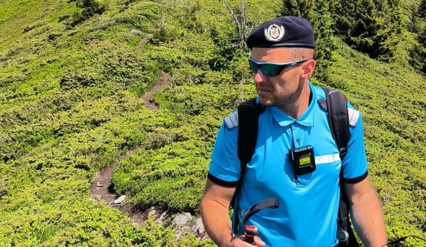 jandarmii montani in aceasta dupa amiaza in zona inalta a traseelor montane spre creasta cocosului a fost semnalata prezenta unei vipere 6a2595dba37a7