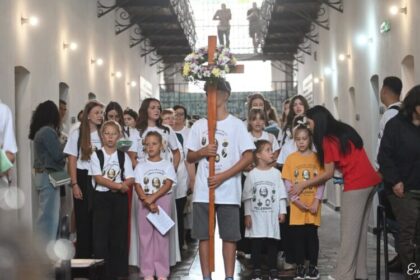 memorialul sighet pentru al 27 lea an consecutiv tineri pelerini parcurg pe jos cei 165 de kilometri 6a93e4eb7e143