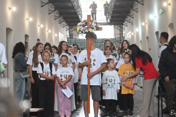 memorialul sighet pentru al 27 lea an consecutiv tineri pelerini parcurg pe jos cei 165 de kilometri 6a93e4eb7e143