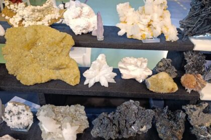 muzeul judetean de mineralogie stibina de maramures o incursiune in diversitatea si spectaculozitatea unuia dintre mineralele reprezentative 6a86f16495a85