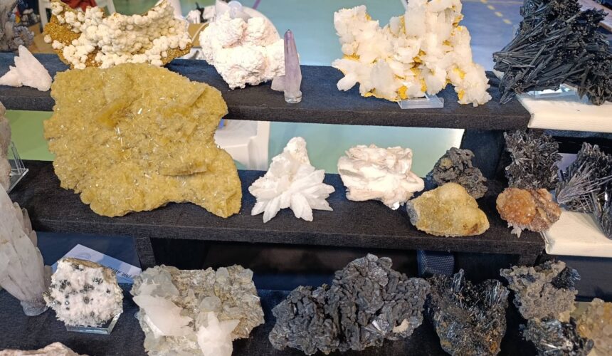 muzeul judetean de mineralogie stibina de maramures o incursiune in diversitatea si spectaculozitatea unuia dintre mineralele reprezentative 6a86f16495a85
