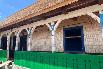 muzeul satului maramuresean lucrarile continua la casa memoriala stan ioan patras s a lucrat la restaurarea stalpilor portii 6a8ed3762eeb4