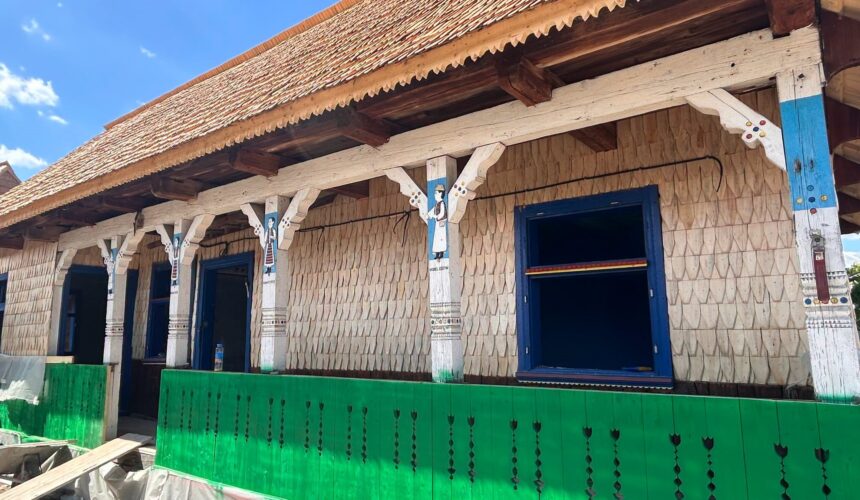 muzeul satului maramuresean lucrarile continua la casa memoriala stan ioan patras s a lucrat la restaurarea stalpilor portii 6a8ed3762eeb4