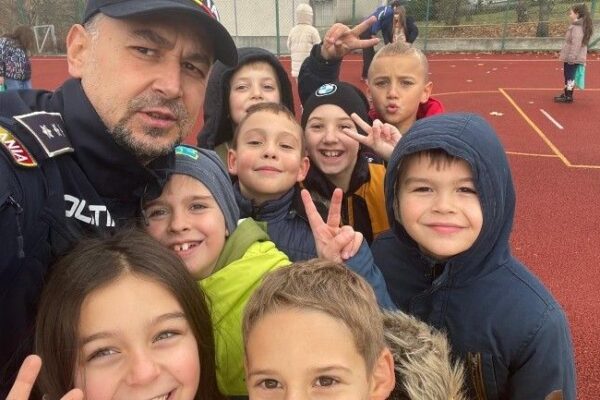 baia mare prima saptamana de scoala si primele activitati desfasurate de politisti alaturi de elevi 6aa25e124d6a3