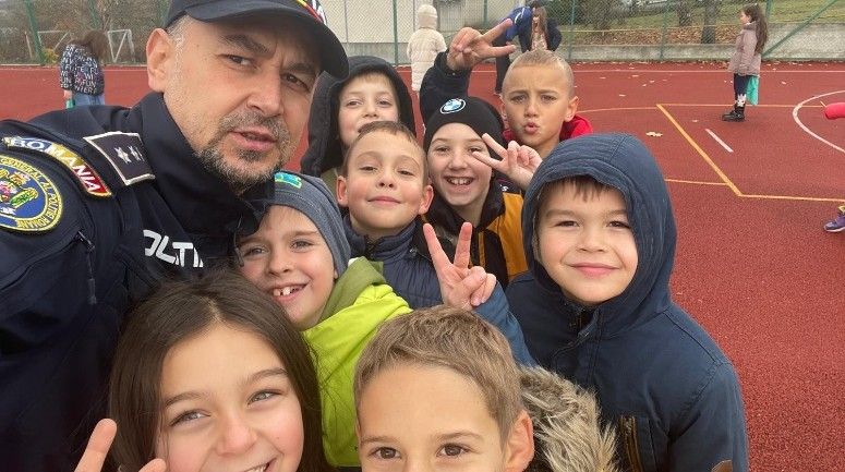baia mare prima saptamana de scoala si primele activitati desfasurate de politisti alaturi de elevi 6aa25e124d6a3