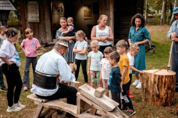 muzeul satului maramuresean zile speciale de vacanta in cadrul programului mestereste cu noi 6a9bc8dc18d80